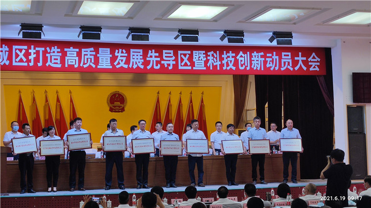 双腿中间被吸到发软的感觉